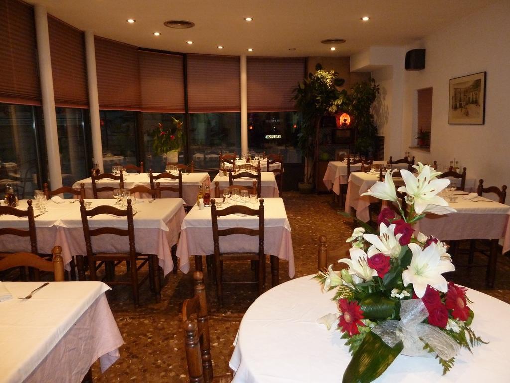 Restaurant Fonda Giralt Hotel Amer Екстериор снимка